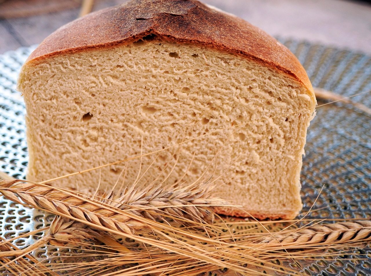 Sveže gozdno zelišče na leseni površini poleg skodelice zeliščnega čaja